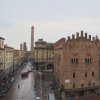 Bologna.Palazzo_Re_Enzo,_Via_Rizzoli_et_Torre_degli_Asinelli.jpg