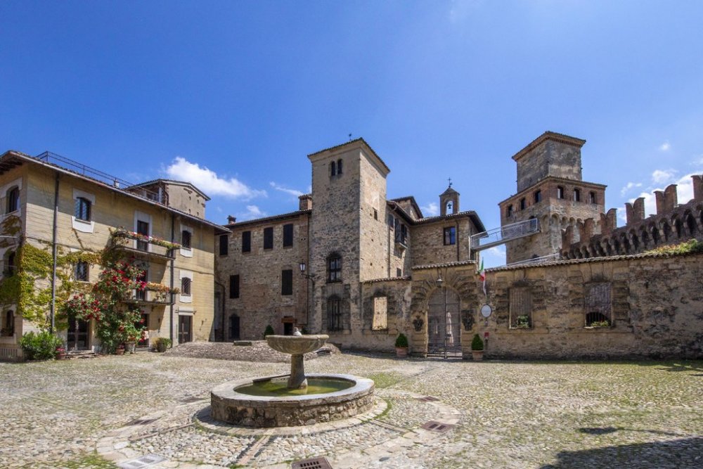 castello-di-vigoleno-piazzetta-1.jpg
