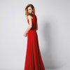 vestito-rosso-donna-abito-lungo-forma-A-lustrini-spalle-ragazza-capelli-biondi.jpg