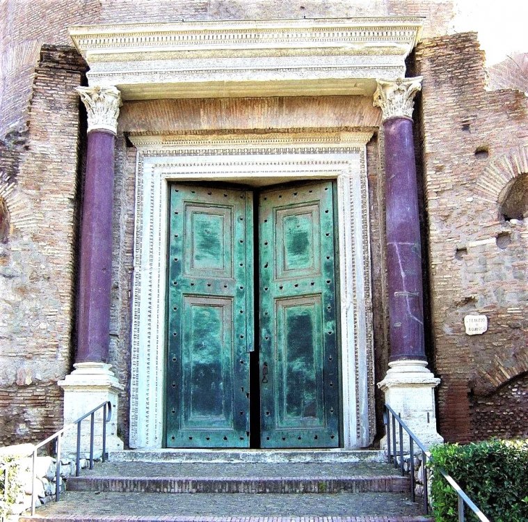 Tempio del Divo Romolo, Roma.jpg