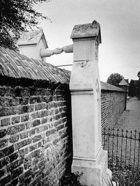 Tombe di coniugi divise da muro perchè uno cattolico e l'altro protestante Olanda.jpg