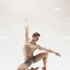 il-maschio-athletic-ballerina-eseguendo-la-danza-isolati-su-sfondo-bianco-m32h0x.jpg