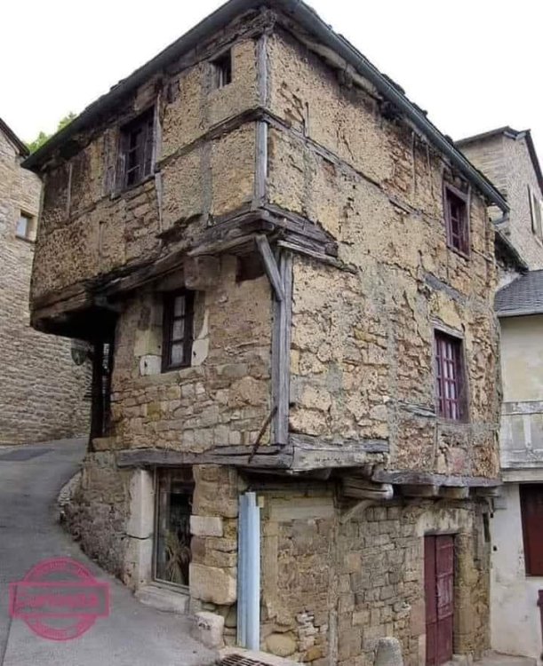 La più antica casa di Francia. Si trova nell'Aveyron, ha 700 anni, è stata costruita nel 13mo secolo..jpg